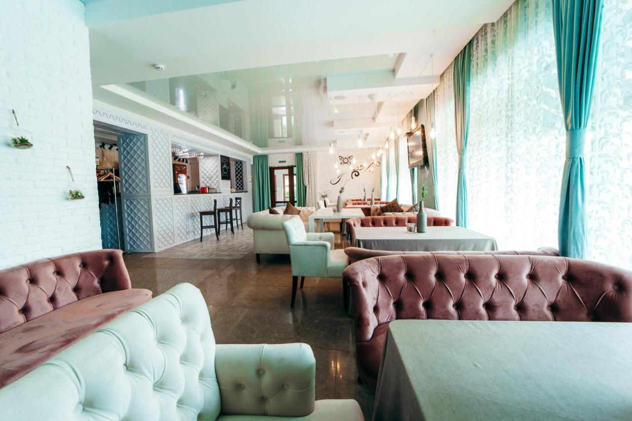 Hotel Butterfly Sadove エクステリア 写真