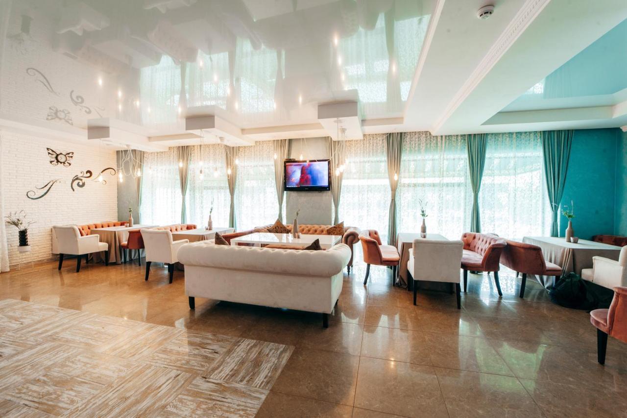 Hotel Butterfly Sadove エクステリア 写真