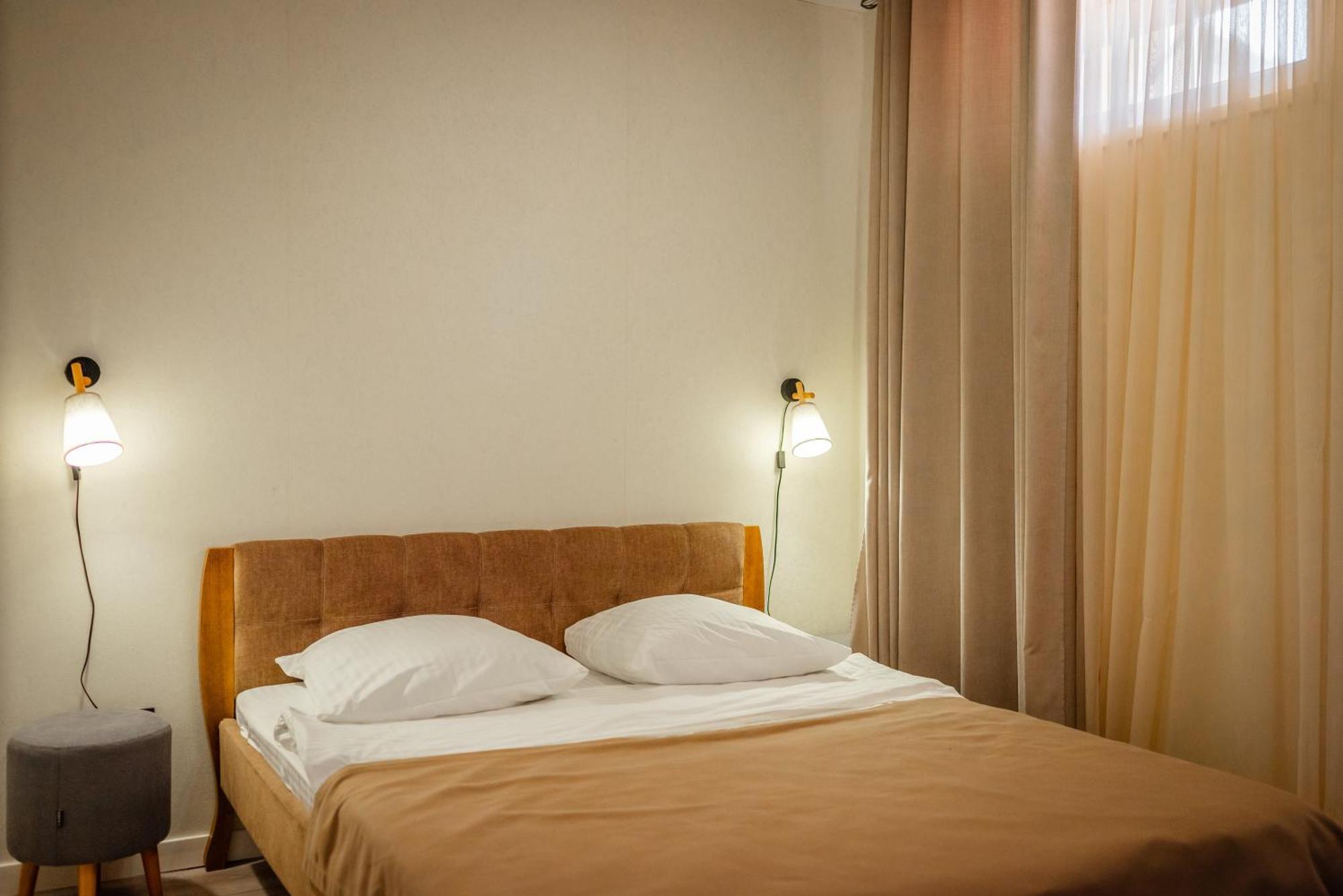Hotel Butterfly Sadove エクステリア 写真